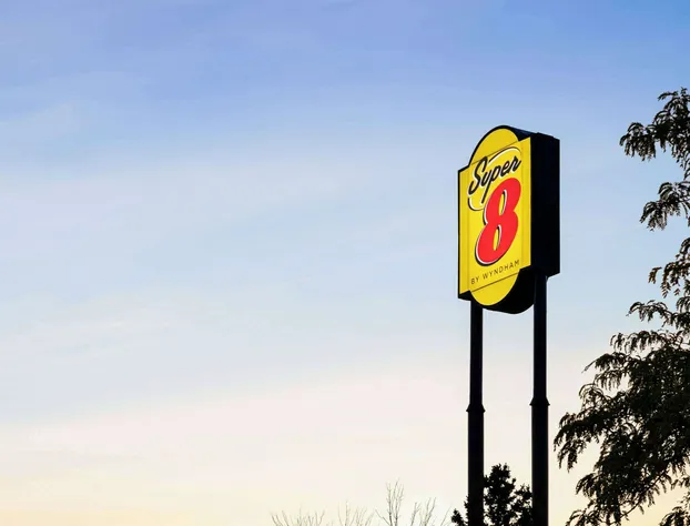 Super 8 by Wyndham Germantown/Milwaukee hotel detail image 3