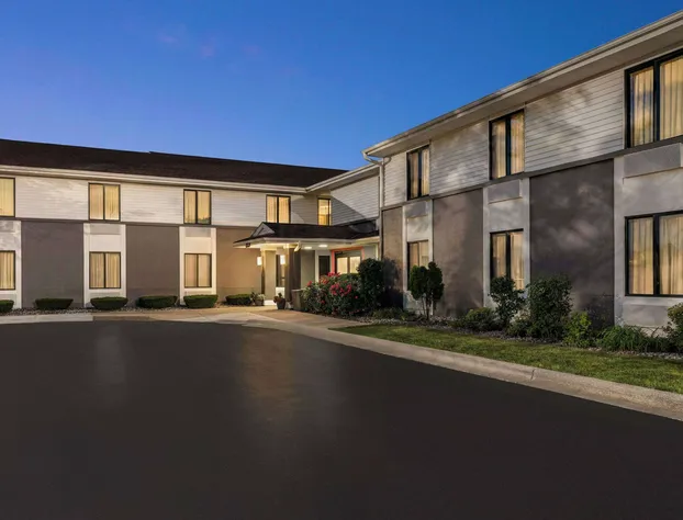 Super 8 by Wyndham Germantown/Milwaukee hotel detail image 4