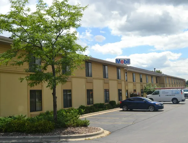 Super 8 by Wyndham Germantown/Milwaukee hotel detail image 1