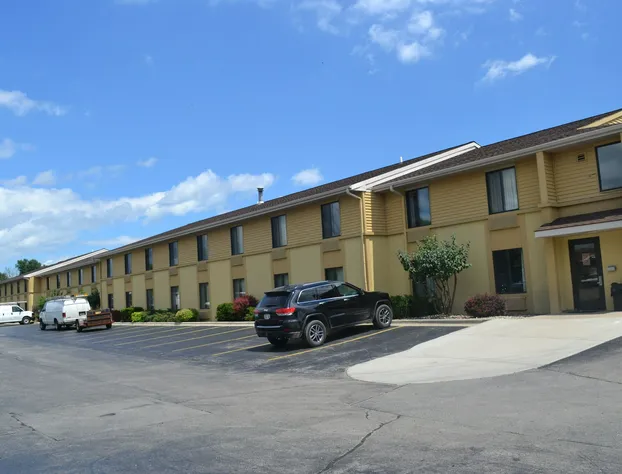 Super 8 by Wyndham Germantown/Milwaukee hotel detail image 3