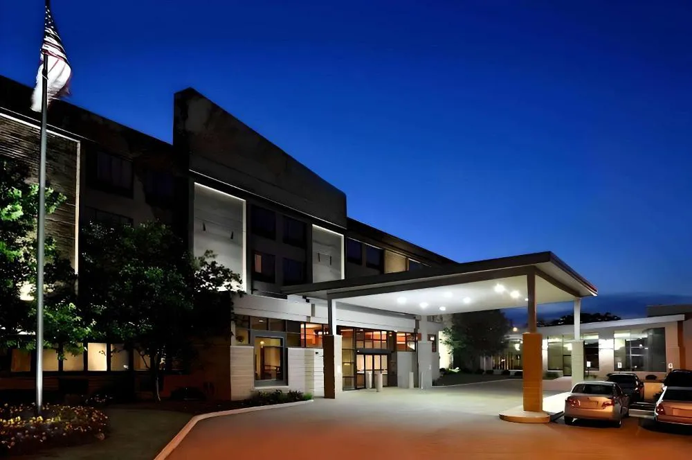 Comfort Suites Milwaukee West hotel hero