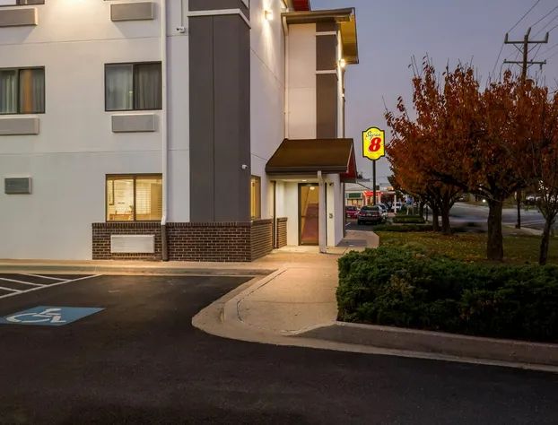 Super 8 by Wyndham College Park Wash DC Area hotel detail image 2