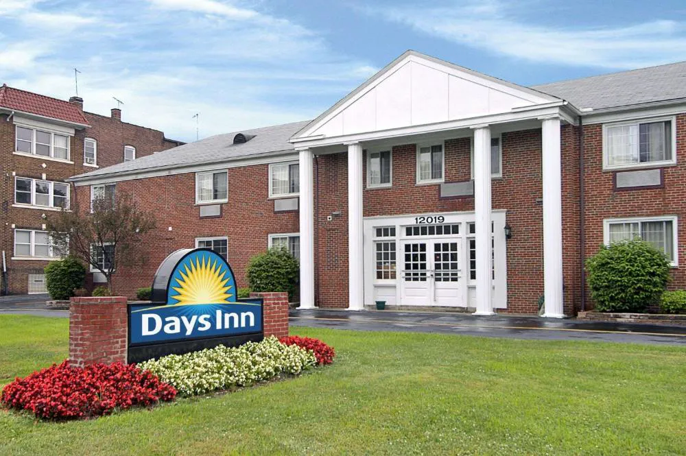 Days Inn by Wyndham Cleveland Lakewood hotel hero