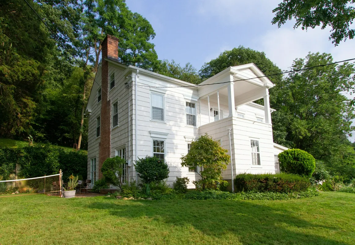 The Harbor Rose hotel hero