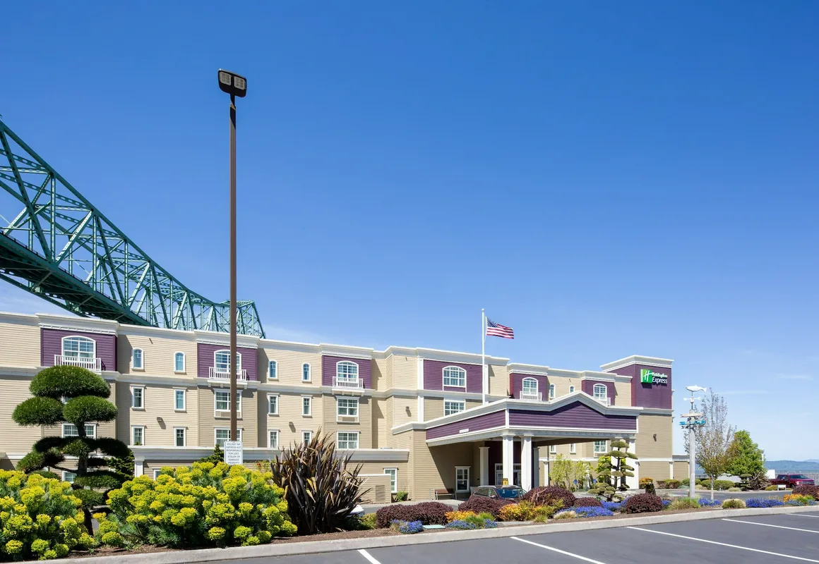 Holiday Inn Express & Suites Astoria by IHG hotel hero