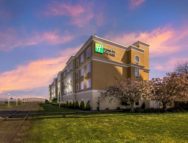 Holiday Inn Express & Suites Astoria by IHG hotel detail image 1