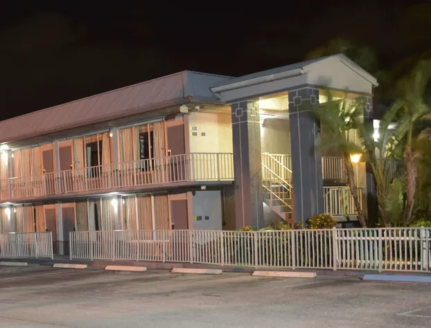 Days Inn by Wyndham Stuart hotel detail image 1