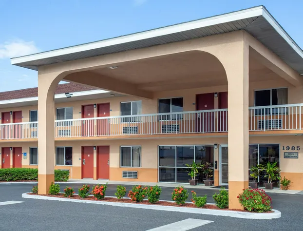 Howard Johnson by Wyndham Vero Beach/I-95 hotel detail image 1