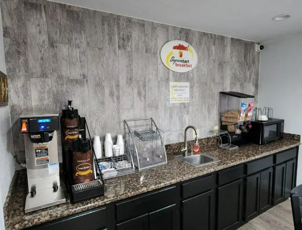 Super 8 by Wyndham Shreveport hotel detail image 4