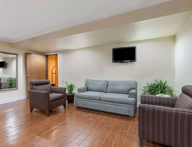 Super 8 by Wyndham Lexington/Hamburg Area hotel detail image 3