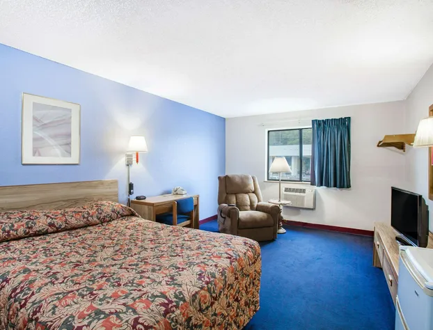 Super 8 by Wyndham Hot Springs hotel detail image 4