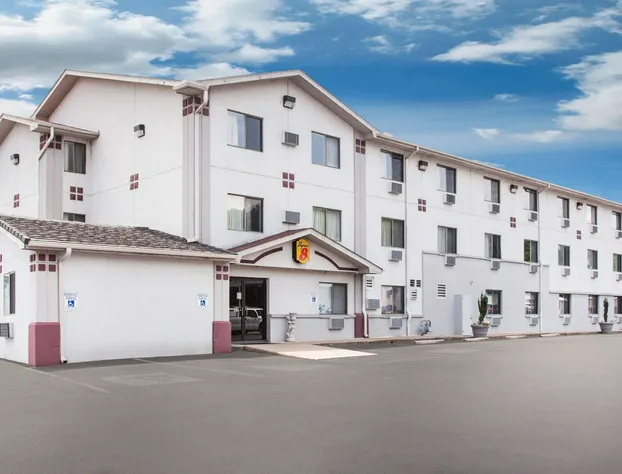 Super 8 by Wyndham Hot Springs hotel detail image 1