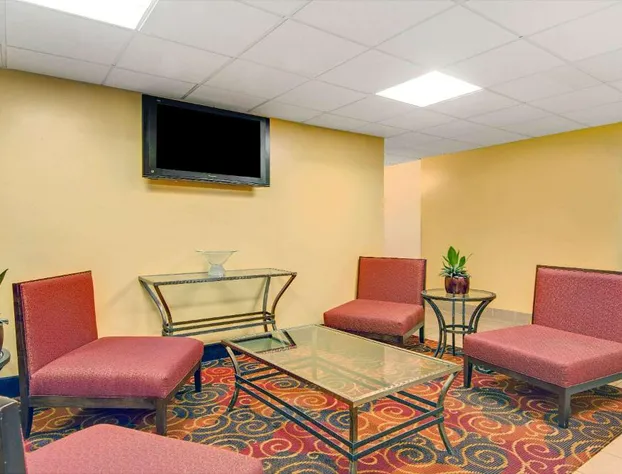 Super 8 by Wyndham Stamford/New York City Area hotel detail image 2