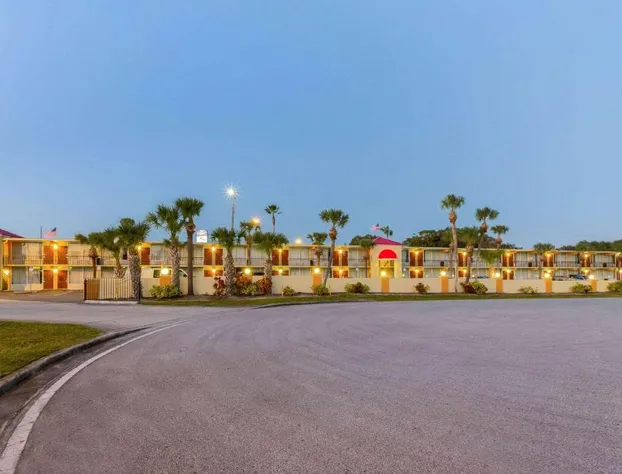 Howard Johnson by Wyndham Lakeland hotel detail image 2