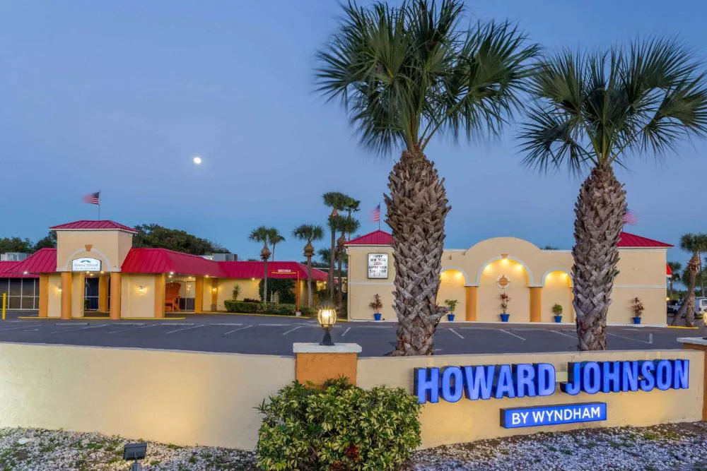 Howard Johnson by Wyndham Lakeland hotel hero