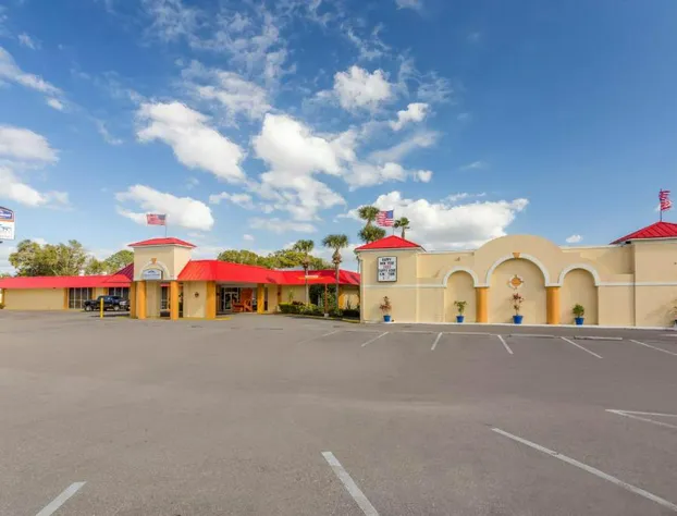 Howard Johnson by Wyndham Lakeland hotel detail image 1