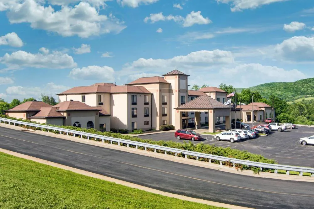 Comfort Inn & Suites Milford / Cooperstown hotel hero
