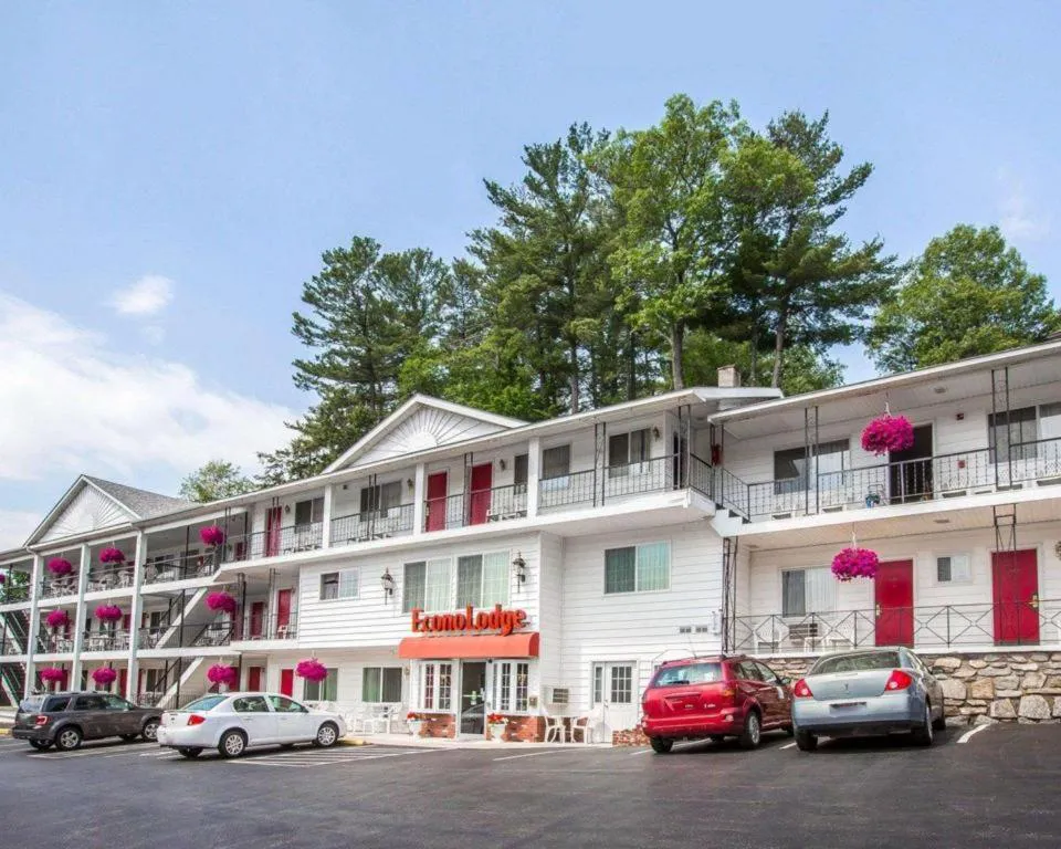 Baymont by Wyndham Lake George hotel hero