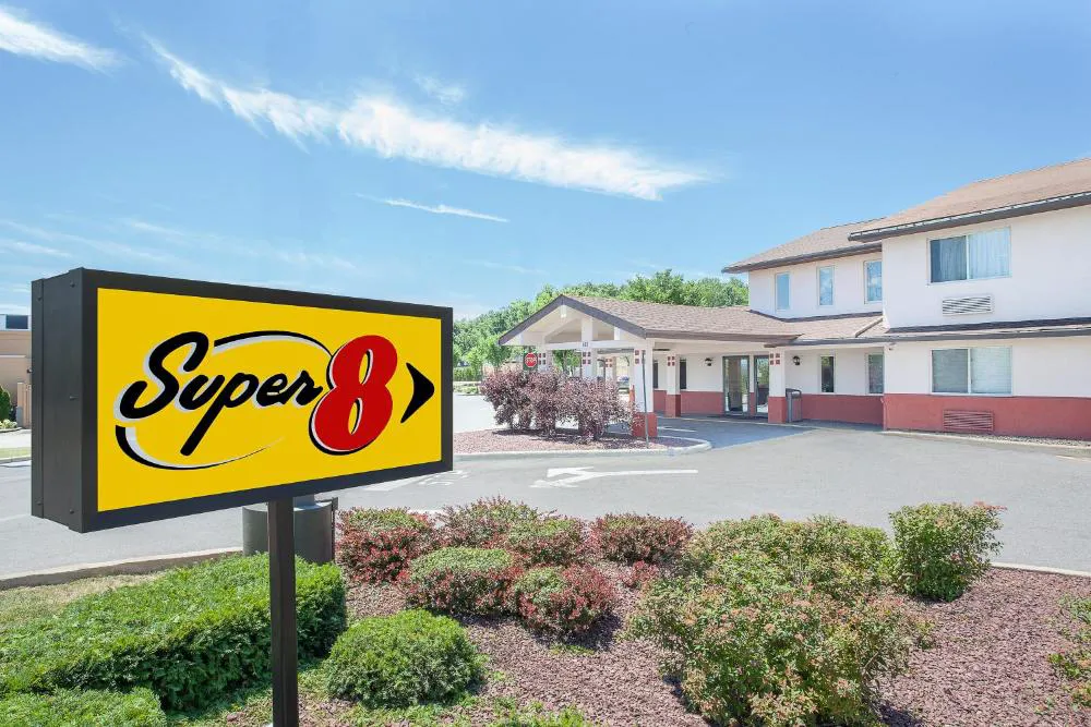 Super 8 by Wyndham Middletown hotel hero