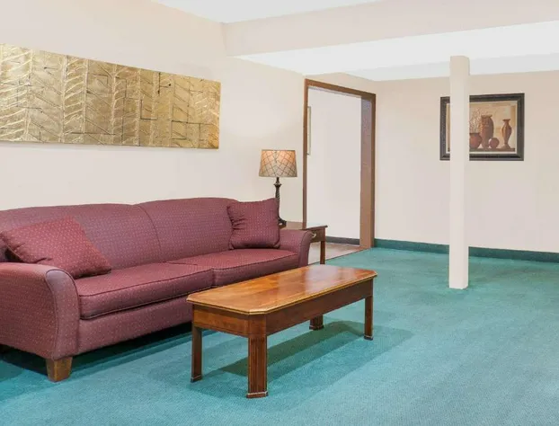 Super 8 by Wyndham Middletown hotel detail image 3