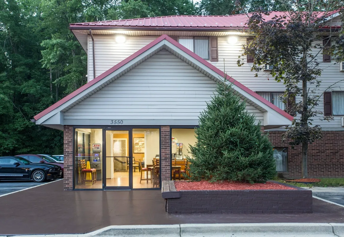 Super 8 by Wyndham Waldorf hotel hero