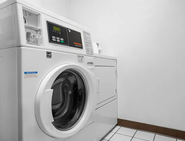 Super 8 by Wyndham Waldorf hotel detail image 2