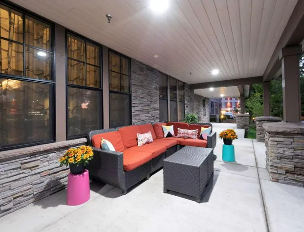 Hampton Inn & Suites DuPont hotel detail image 4