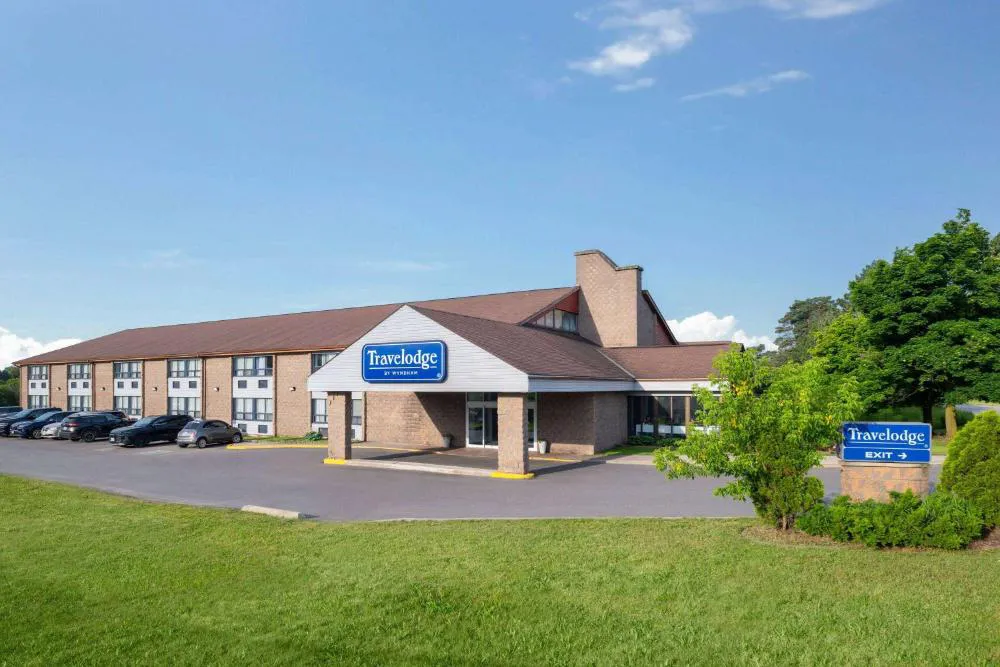 Travelodge by Wyndham Barrie hotel hero
