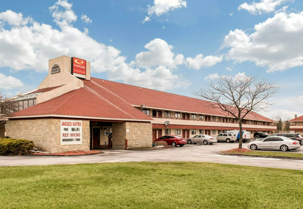 Econo Lodge Airport - Holland hotel hero