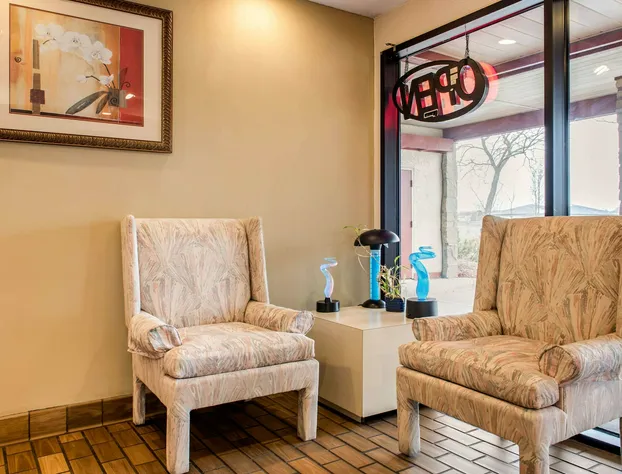 Econo Lodge Airport - Holland hotel detail image 2