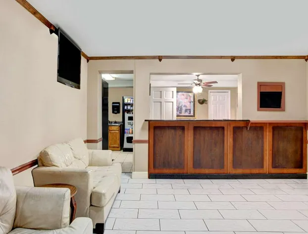 Super 8 by Wyndham West Memphis hotel detail image 3