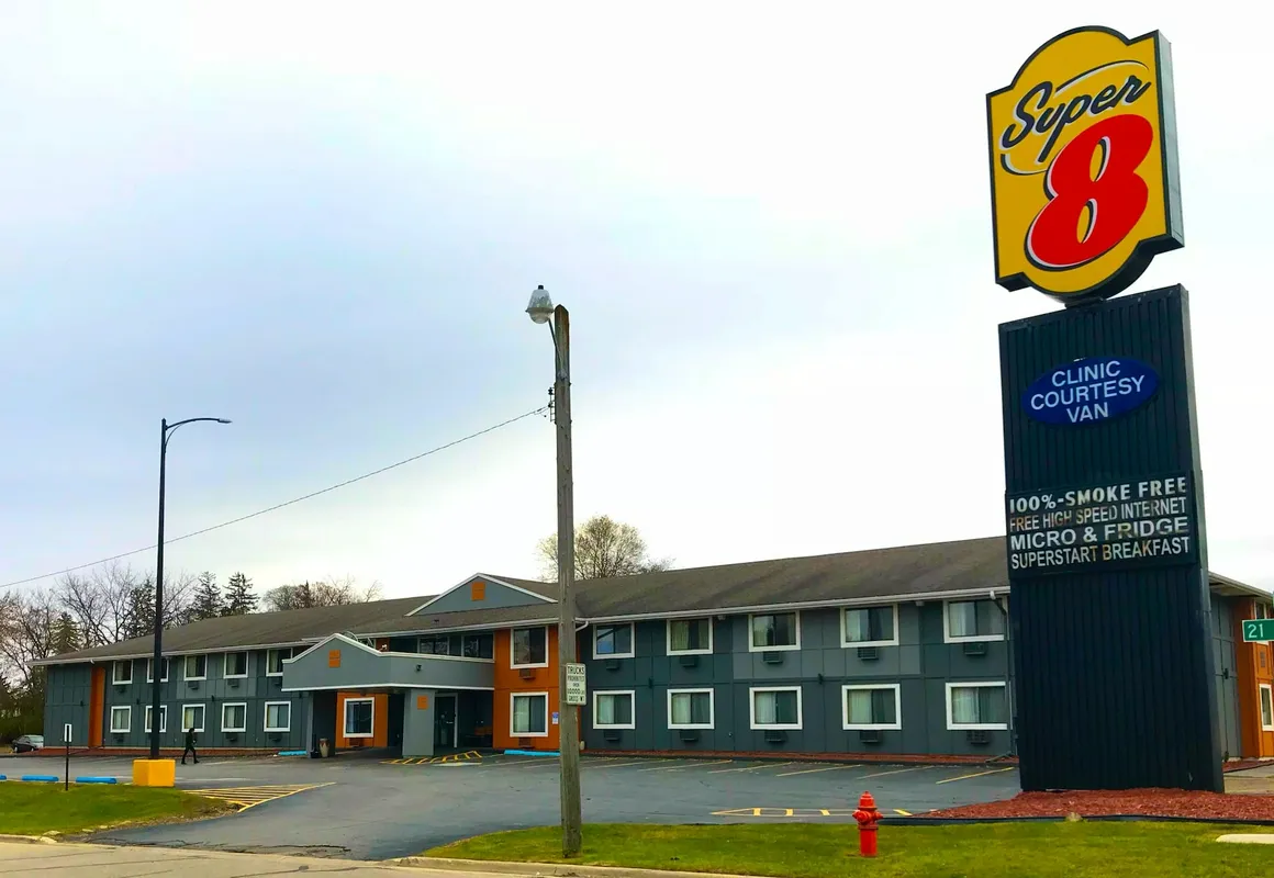 Super 8 by Wyndham Rochester Mayo Clinic Area hotel hero