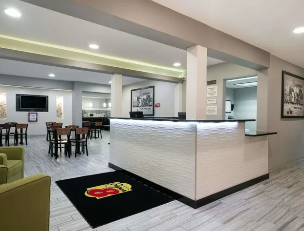 Super 8 by Wyndham Rochester Mayo Clinic Area hotel detail image 2