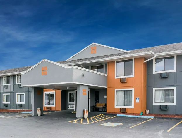 Super 8 by Wyndham Rochester Mayo Clinic Area hotel detail image 1