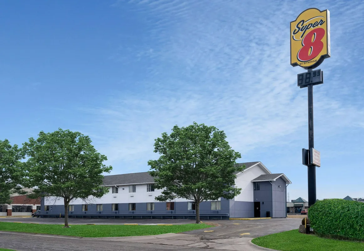 Super 8 by Wyndham Merrillville hotel hero