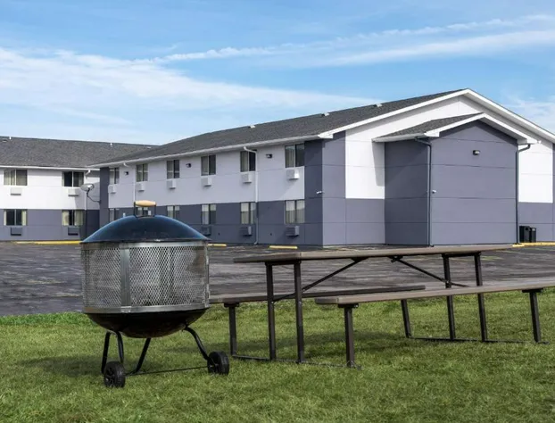 Super 8 by Wyndham Merrillville hotel detail image 3