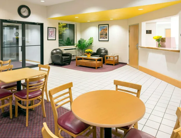 Super 8 by Wyndham Redmond hotel detail image 2