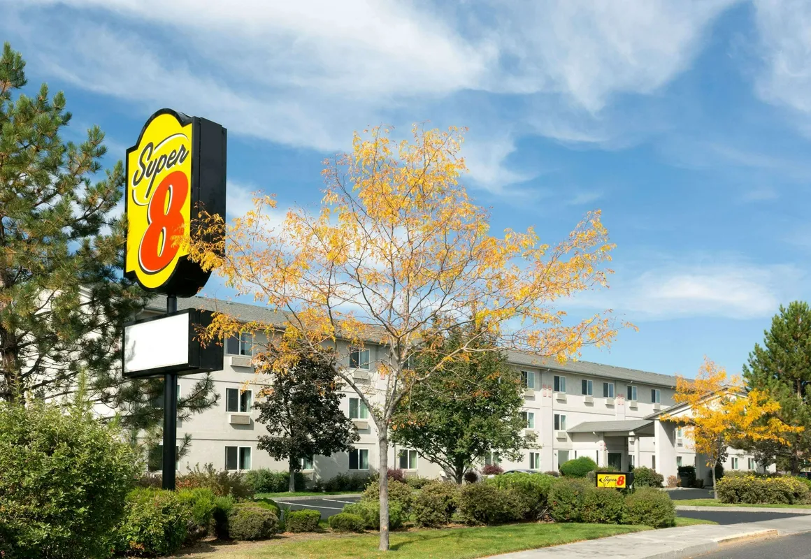 Super 8 by Wyndham Redmond hotel hero