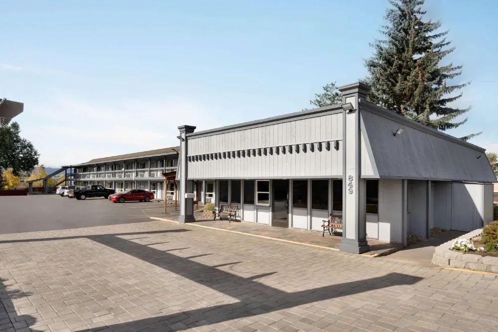 Days Inn by Wyndham Bend hotel hero