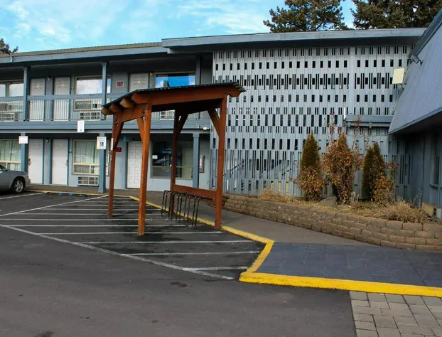 Days Inn by Wyndham Bend hotel detail image 1