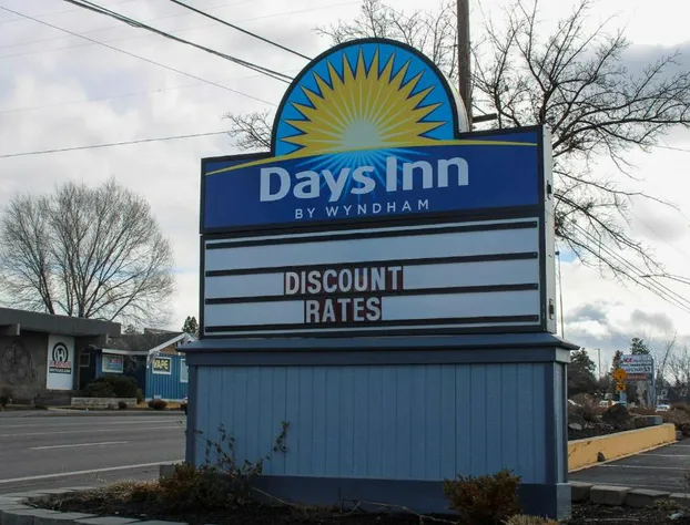 Days Inn by Wyndham Bend hotel detail image 1