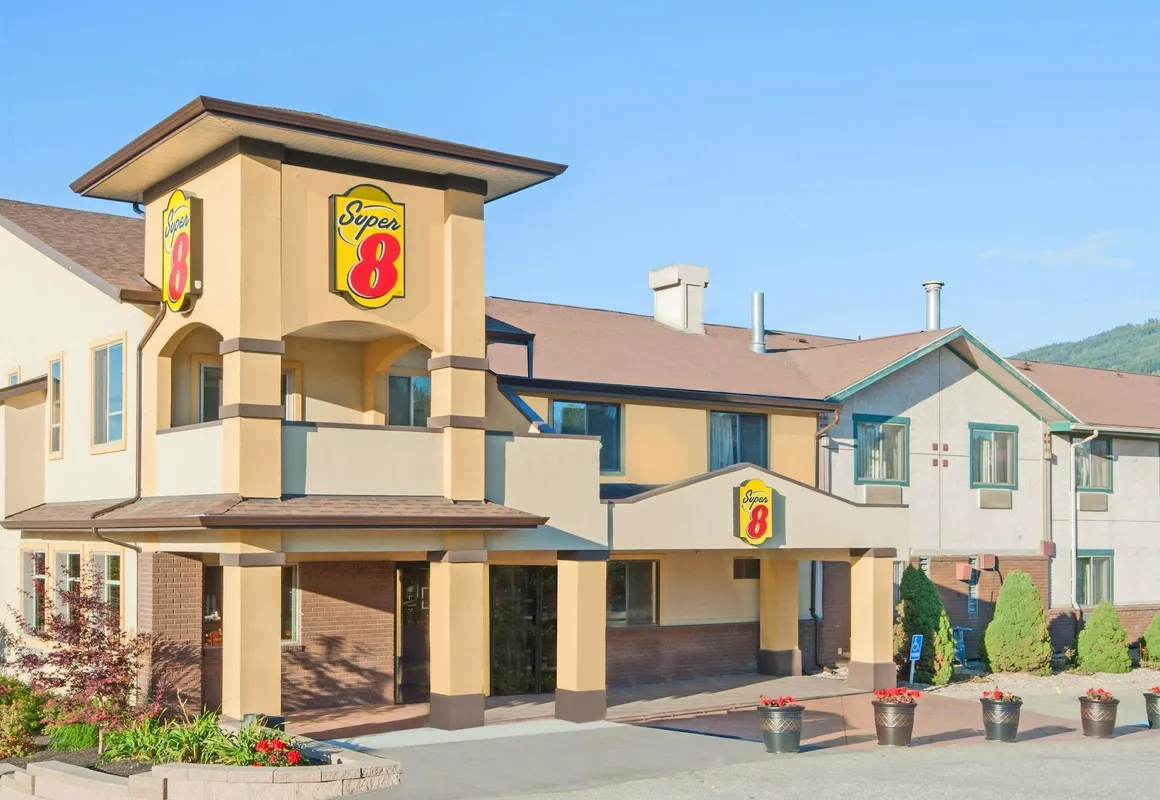Super 8 by Wyndham Salmon Arm hotel hero