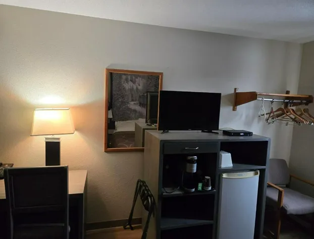 Super 8 by Wyndham Salmon Arm hotel detail image 1