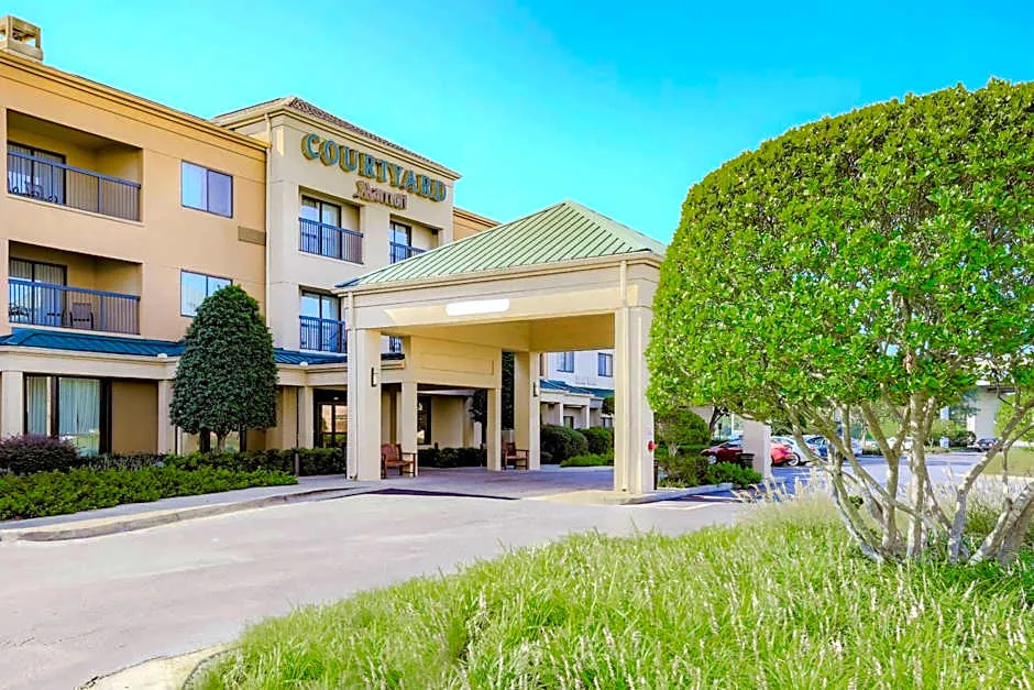 Courtyard by Marriott Monroe Airport hotel hero