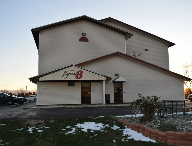 Super 8 by Wyndham Saginaw hotel detail image 1