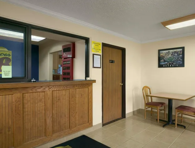 Super 8 by Wyndham Saginaw hotel detail image 4