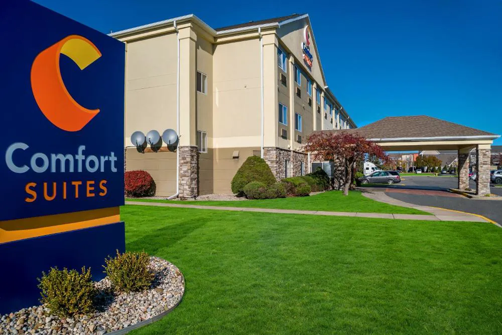 Comfort Suites Saginaw hotel hero