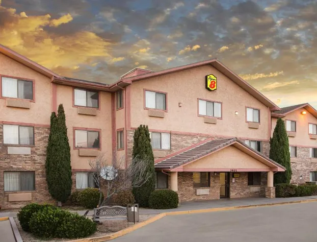 Super 8 by Wyndham Kingman hotel detail image 3