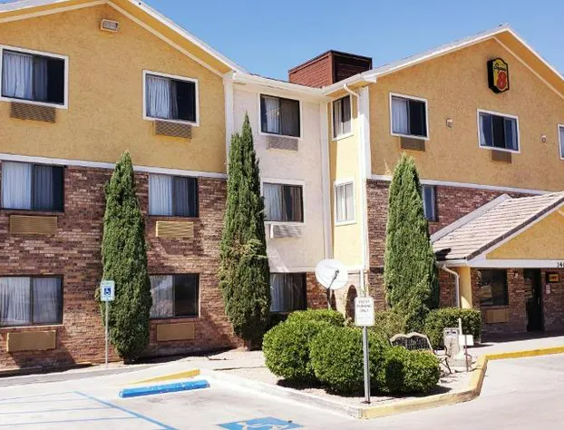 Super 8 by Wyndham Kingman hotel detail image 4