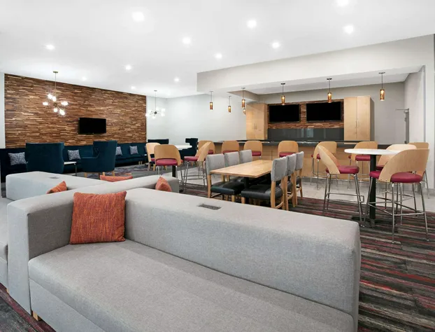 La Quinta Inn & Suites by Wyndham Lewisville hotel detail image 3